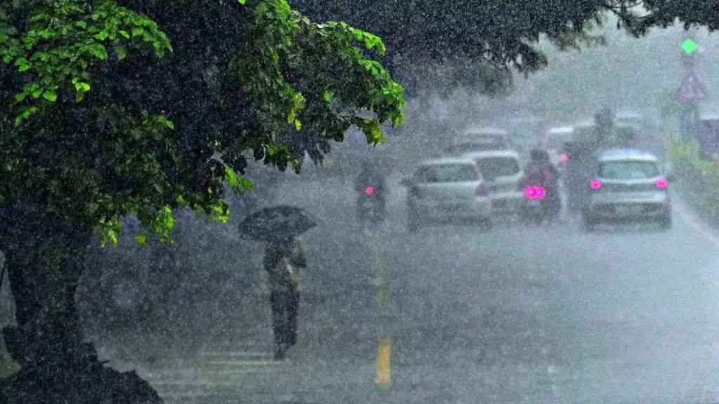കനത്ത മഴ, റെഡ് അലർട്ട്: മൂന്ന് ജില്ലകളിലെ വിദ്യാഭ്യാസ സ്ഥാപനങ്ങൾക്ക് നാളെ അവധി