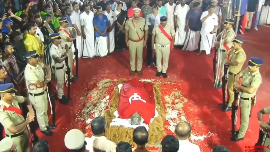 വീരോചിതം ഈ യാത്രയയപ്പ്; കെടാനാളമായി സഖാവ് വി എസ്