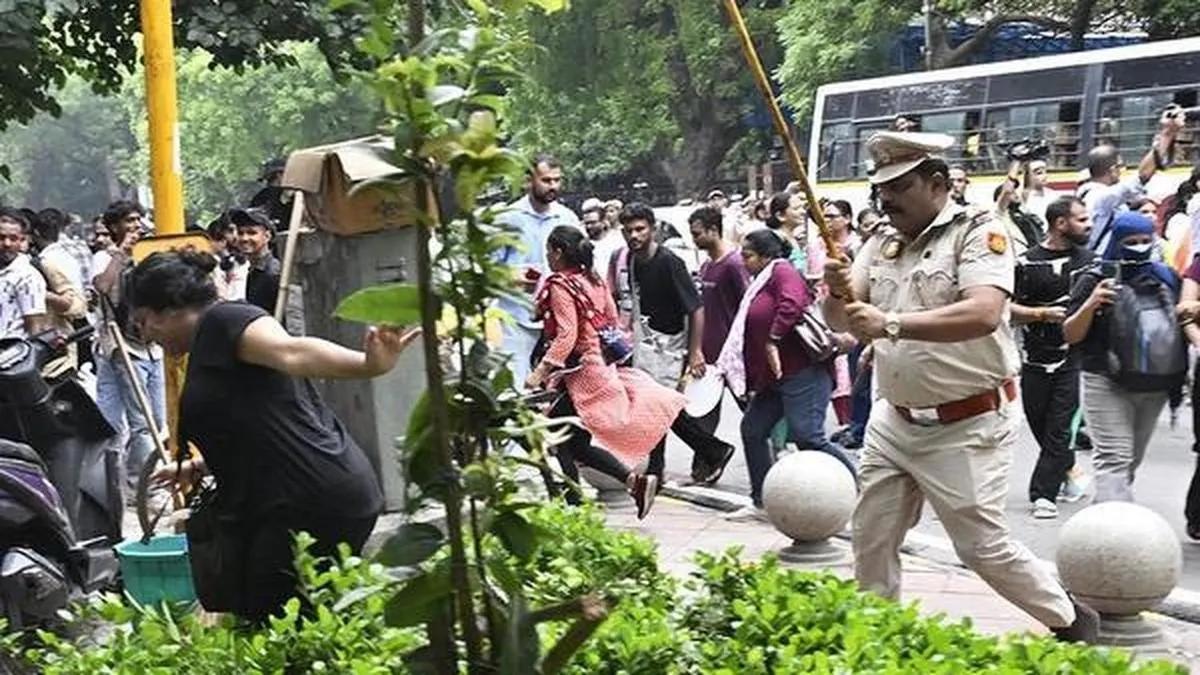 ഡല്ഹിയില് പൊലീസ് അതിക്രമത്തിൽ പരിക്കേറ്റ 20കാരി വെന്റിലേറ്ററിൽ